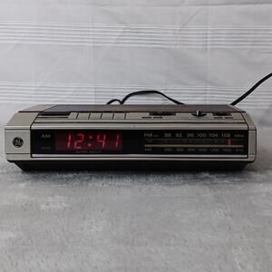 Vintage GE 7-4634B General Electric Digital Alarm Clock AM-FM Radio Wood Grain